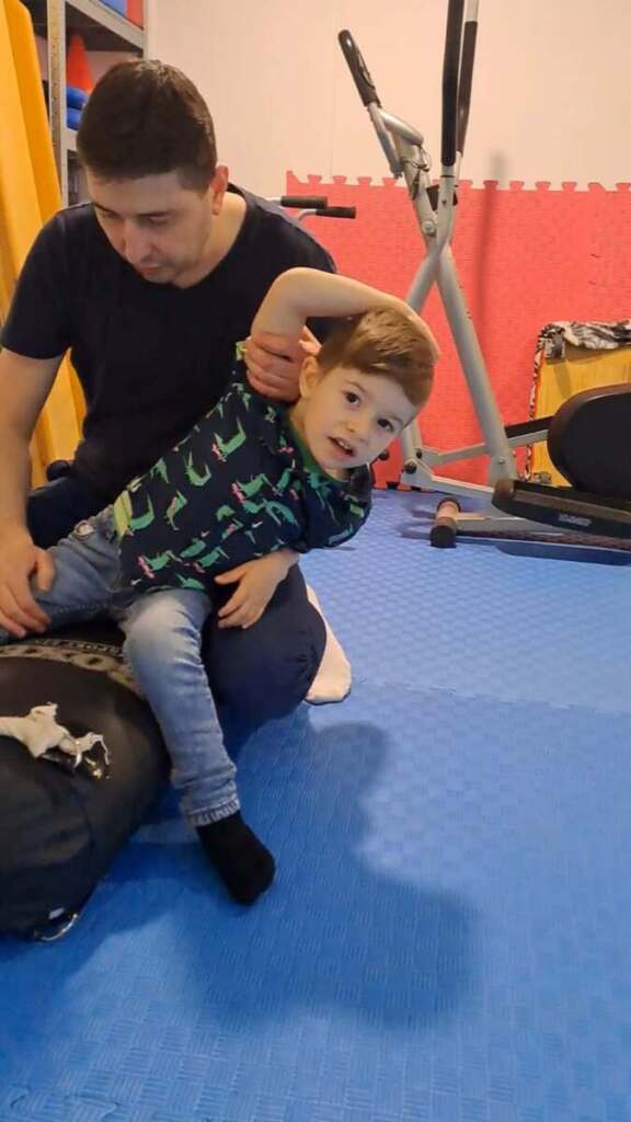 Оганнісян Давид з реабілітологом