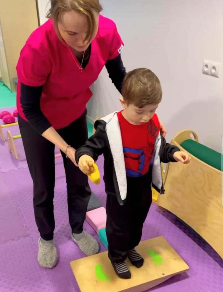 Оганнісян Давид з реабілітологом. Гривні які рятують життя